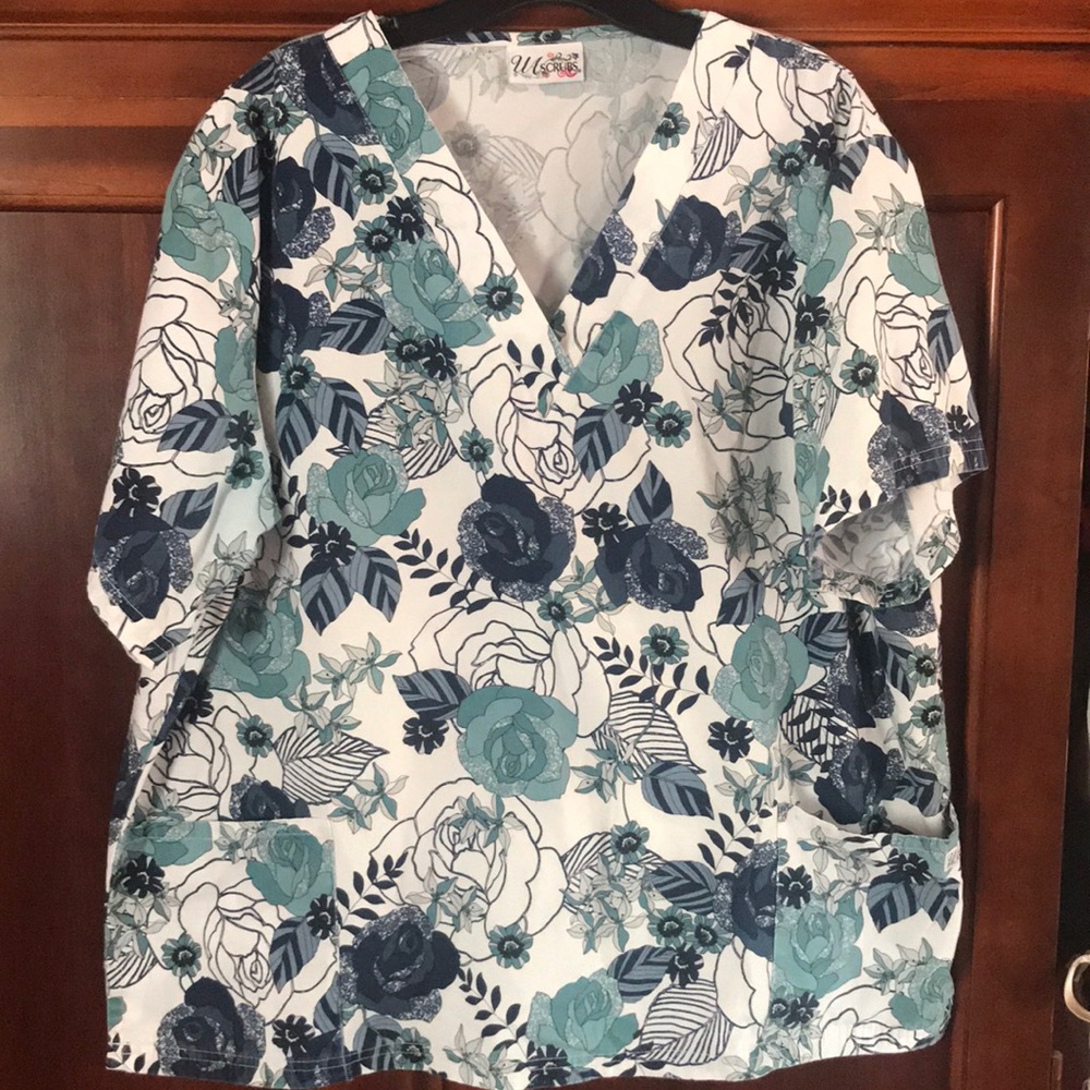 Uniform advantage scrub top
